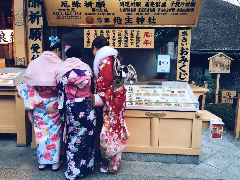 Japan itinerary - women in traditional dress in Kyoto