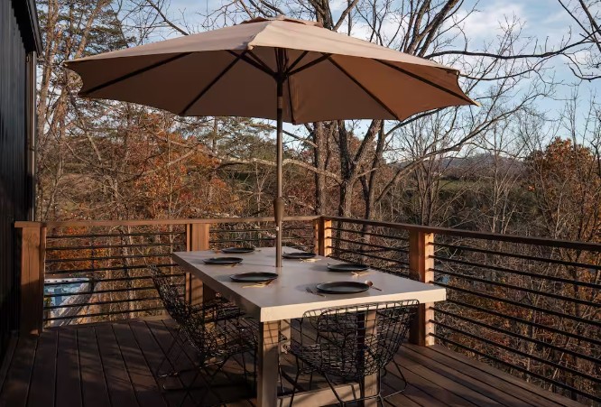 Treetop dining at the Gallery House.