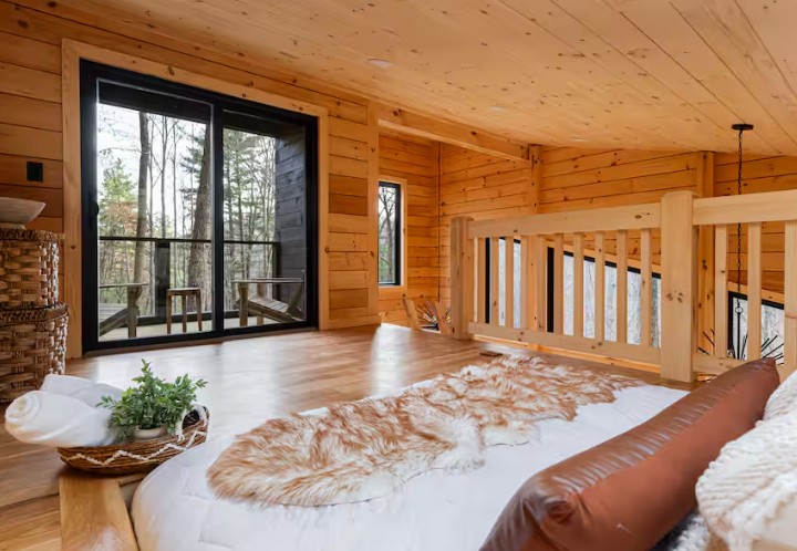 Bedroom with queen size bed at Treehouse Scandi Log Cabin.