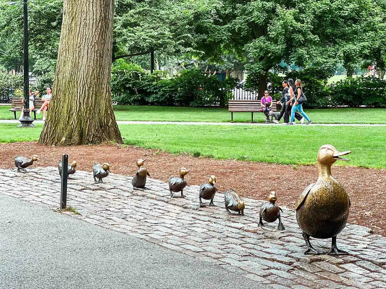 Make way for ducklings statue in Boston