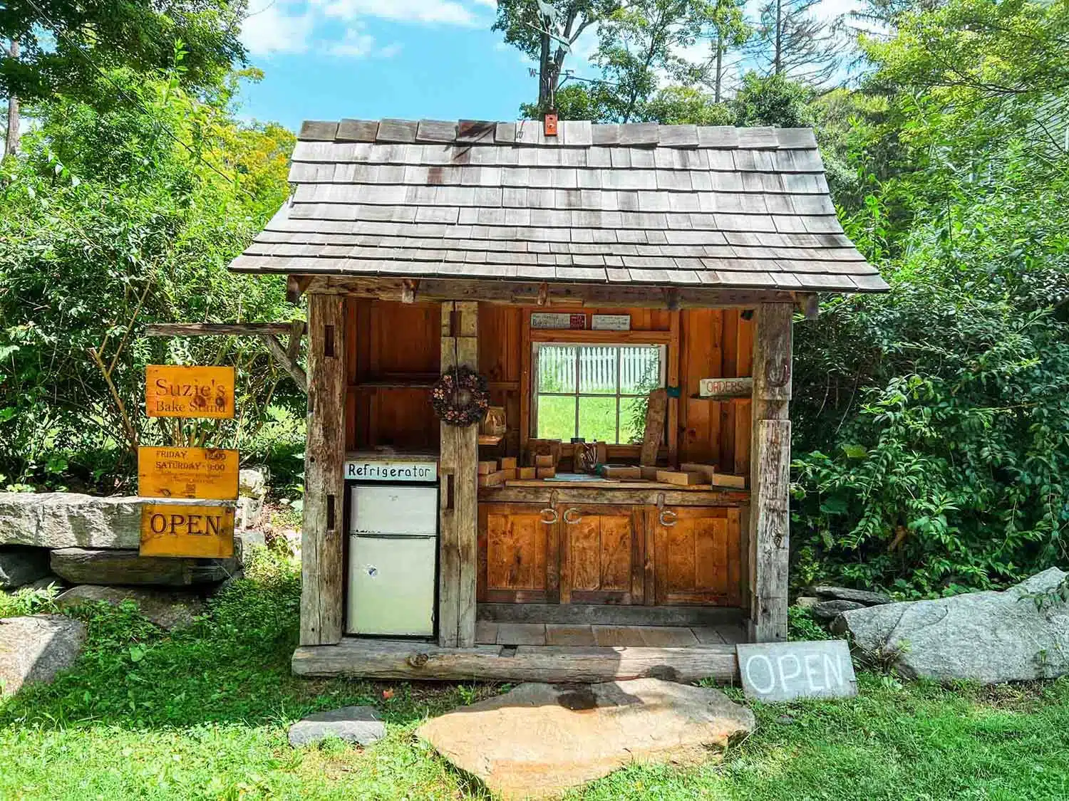 Suzie's Bakestand.