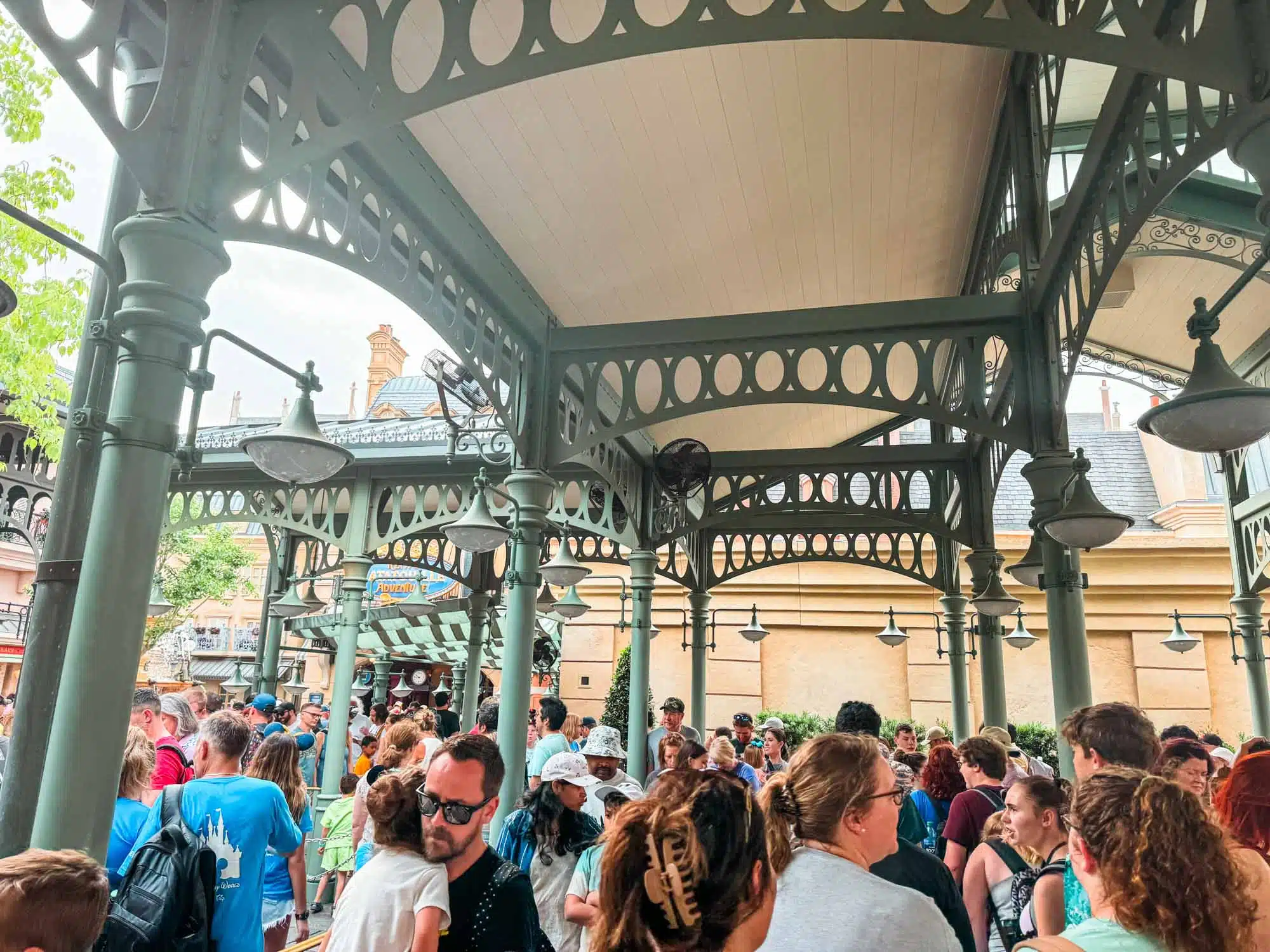 Queue for Remys Rattouille at rope drop
