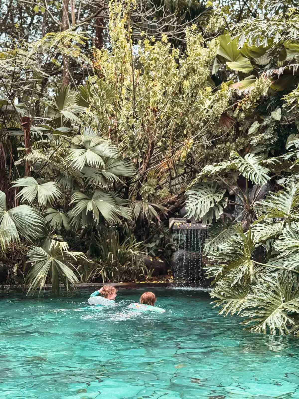 Silencio del Campo hot springs.