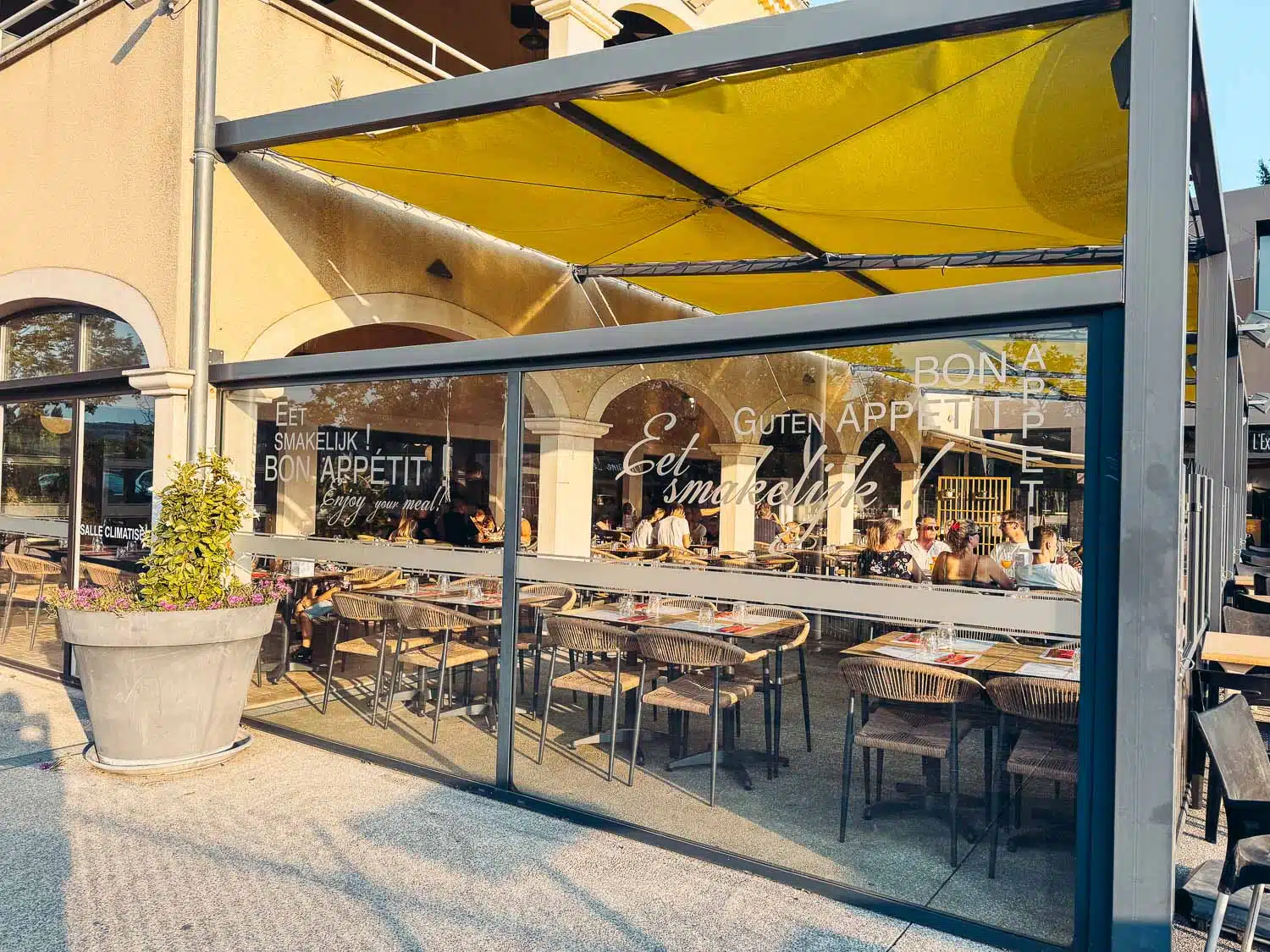 Outdoor seating at the restaurant in Eurocamp Le Pommier.