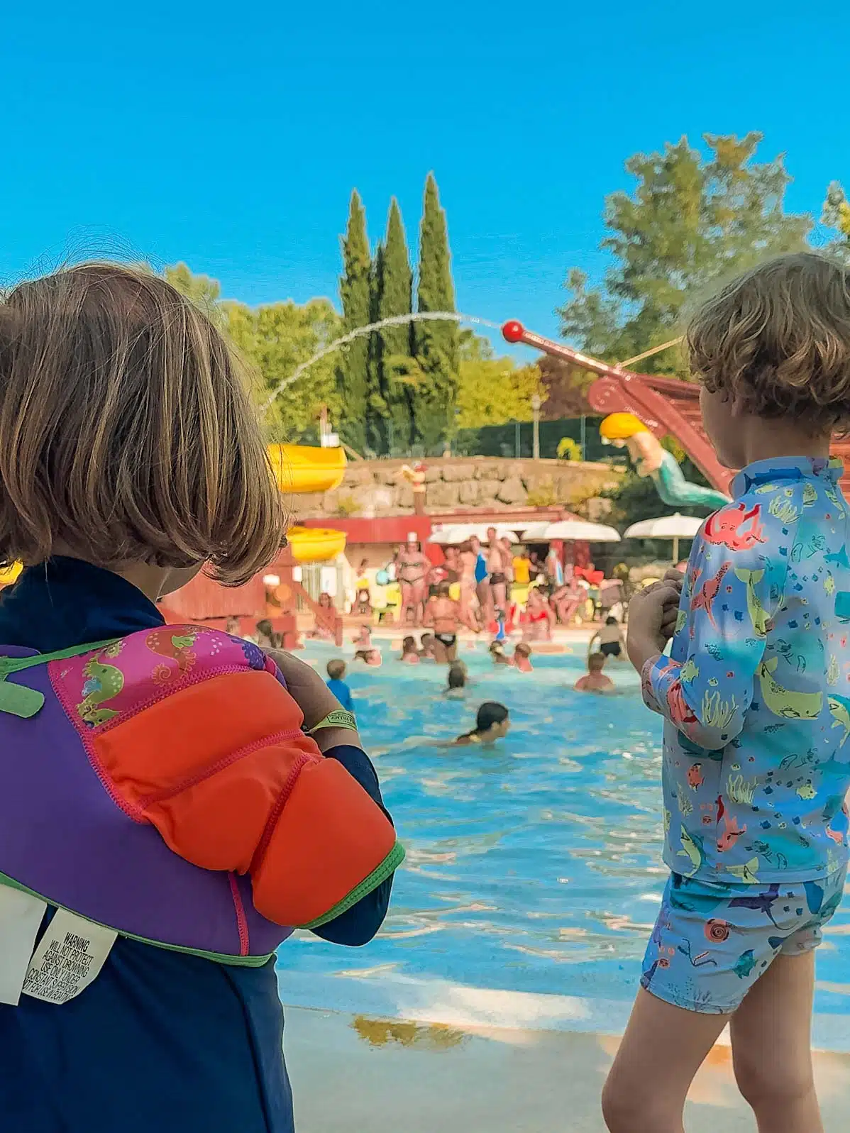 Kids playing in the pool at Eurocamp Le Pommier.