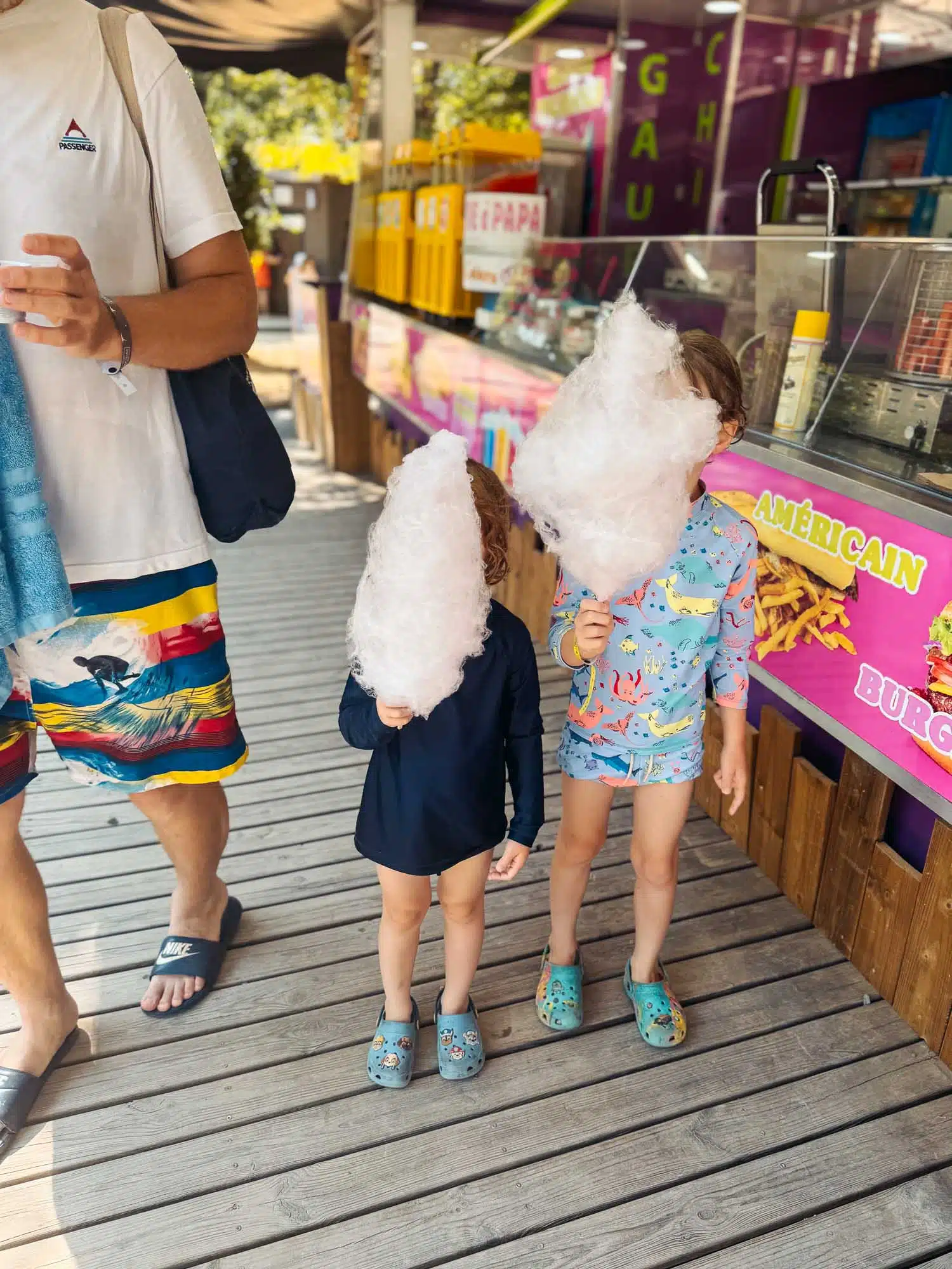 Kids eating cotton candy at Eurocamp Le Pommier.