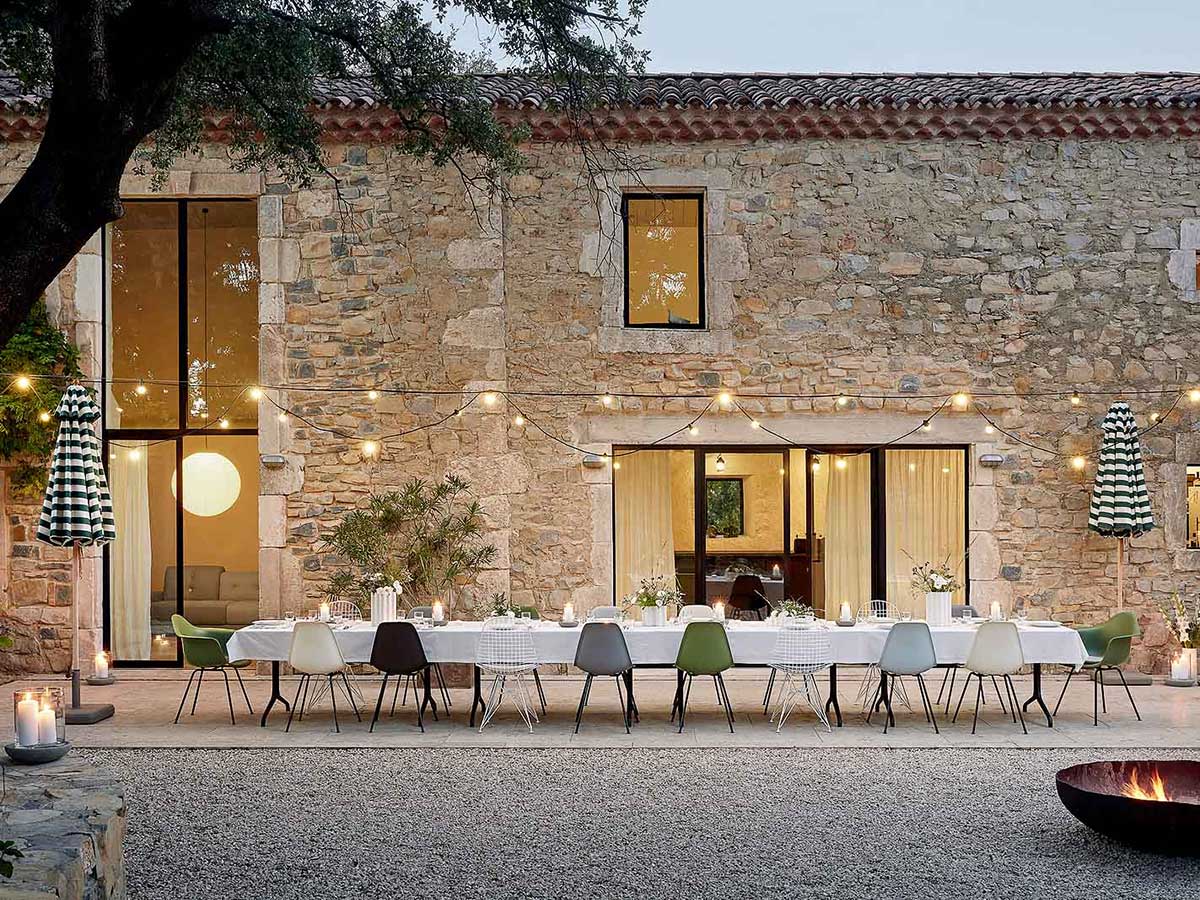 Outdoor dinner table at Mas Clos des Souris.