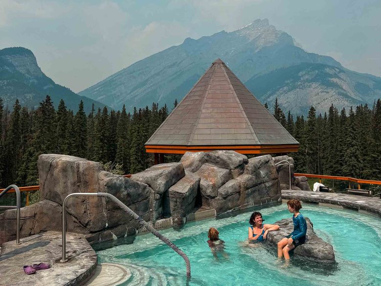 Canoe Hotel Banff hot tub